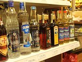 Stalinovy slzy, Sibiř vodka a dalších pár lahví tvrdého alkoholu vyrobeného před rokem 2012 se včera krčilo v regálu prodejny Hruška v obchodním domě Breda.