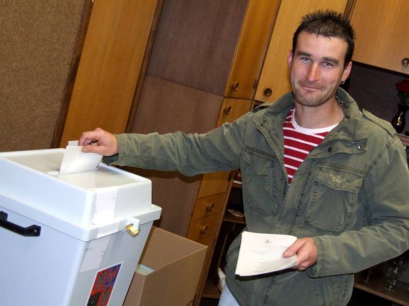 V Hradci nad Moravicí (volební okrsek č.1) mělo v sobotu v pravé poledne odvoleno 30 procent voličů.