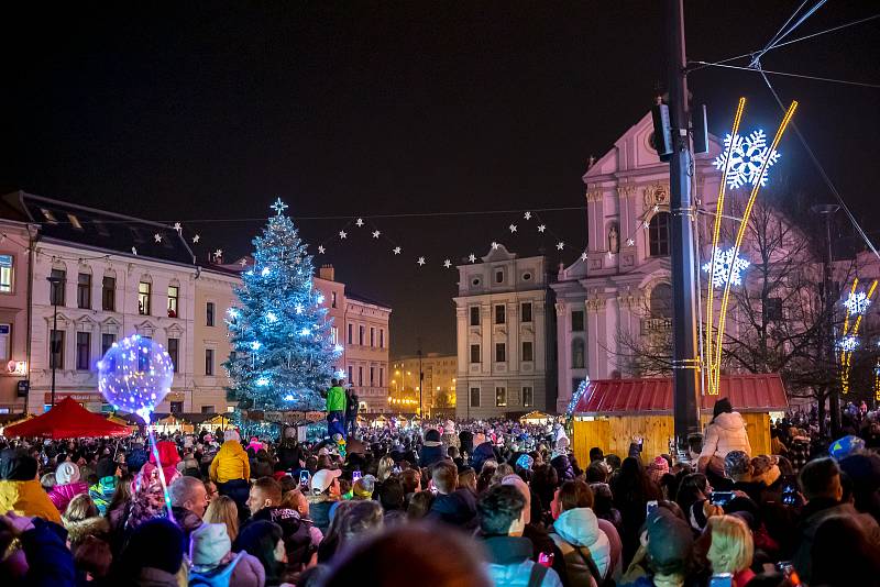 Rozsvícení vánočního stromu na Dolním náměstí v Opavě, pondělí 25. listopadu 2019.