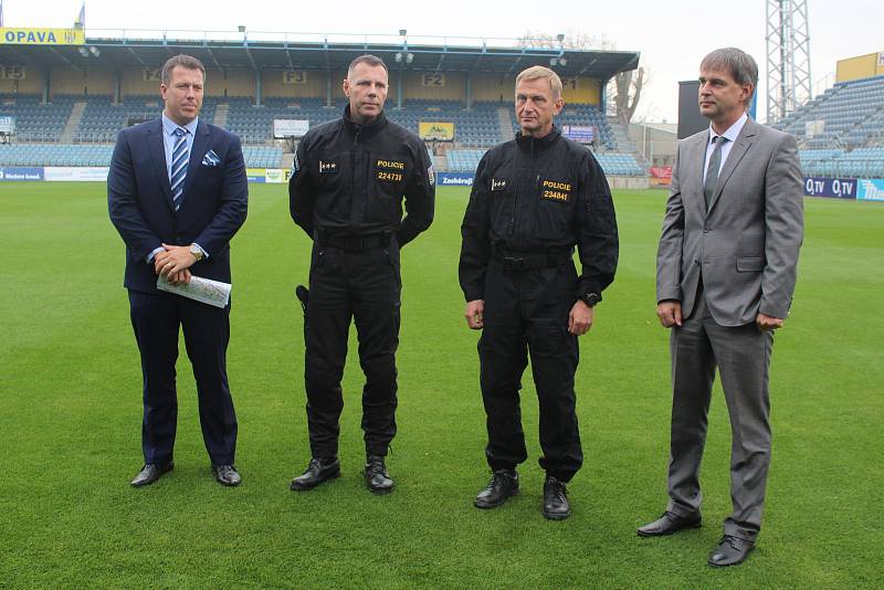 Kvůli nedělnímu derby s Baníkem se na stadionu v Opavě sešli (zleva) primátor Opavy T. Navrátil, krajský ředitel PČR T. Kužel, velitel zásahu a náměstek ředitele krajské policie R. Daněk a předseda představenstva SFC M. Hájek.