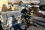Dvě jednotky hasičů zasahovaly ve čtvrtek dopoledne v Háji ve Slezsku-Smolkově u nehody osobního automobilu, který skončil v příkopu na střeše.