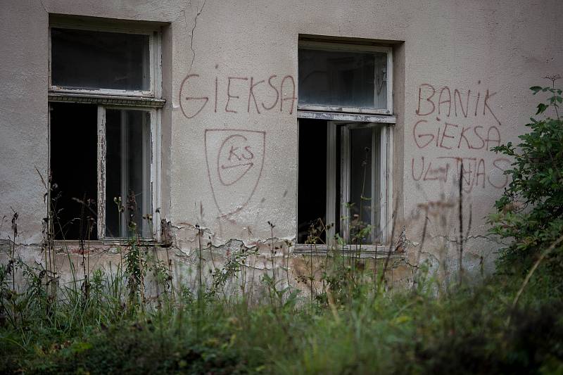 Jánské Koupele (německy Bad Johannisbrunn), dříve také Melčské lázně, jsou bývalé lázně ležící severozápadně od Vítkova v okrese Opava, v rozsáhlých lesích při řece Moravici.