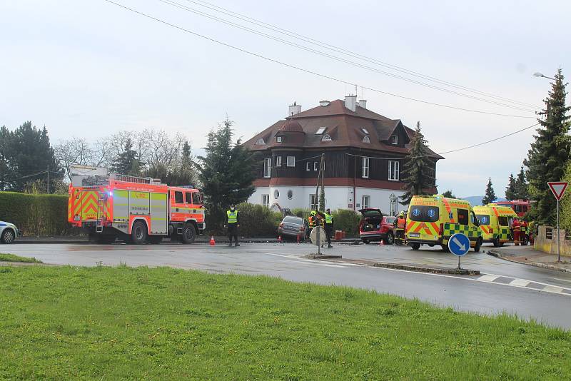 Dopravní nehoda v Hradecké ulici v pátek 30. dubna ráno.