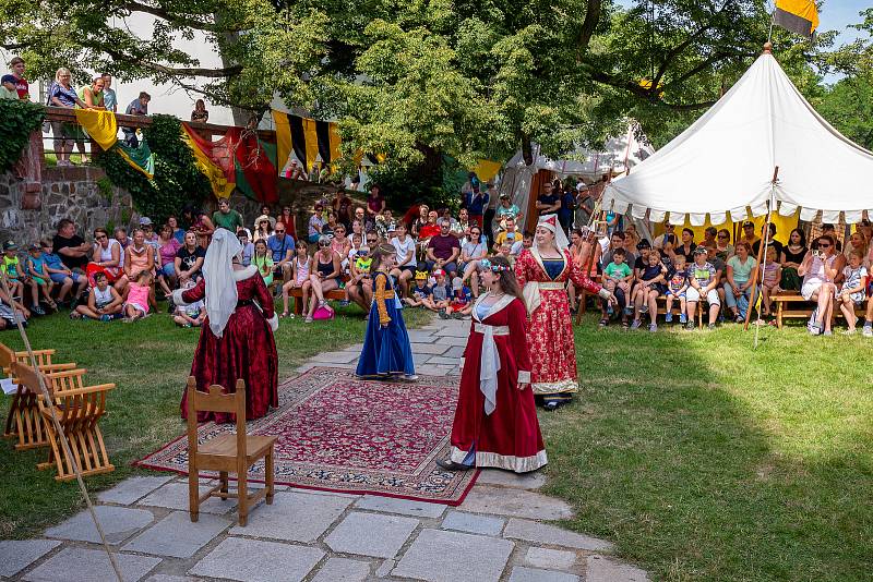 Dění na zámku v Hradci nad Moravicí. Vystoupení Rytířů sv. Grálu u Bílé věže.