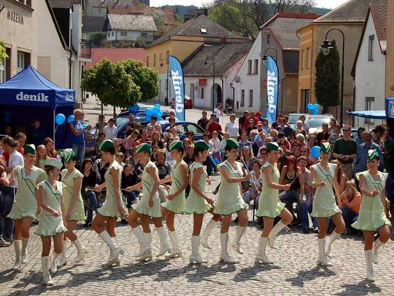 Mažoretky vedené paní Konečnou začaly celou naši akci, na kterou se přišli podívat občané Hradce nad Moravcicí.