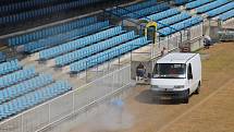 V pondělí dopoledne na hrací plochu stadionu v Městských sadech najely stroje, aby se začal odstraňovat starý trávník.