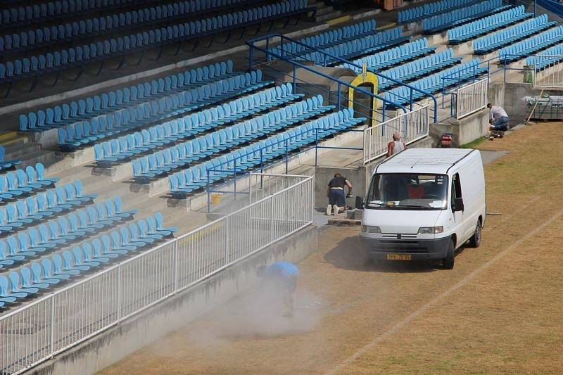 V pondělí dopoledne na hrací plochu stadionu v Městských sadech najely stroje, aby se začal odstraňovat starý trávník.