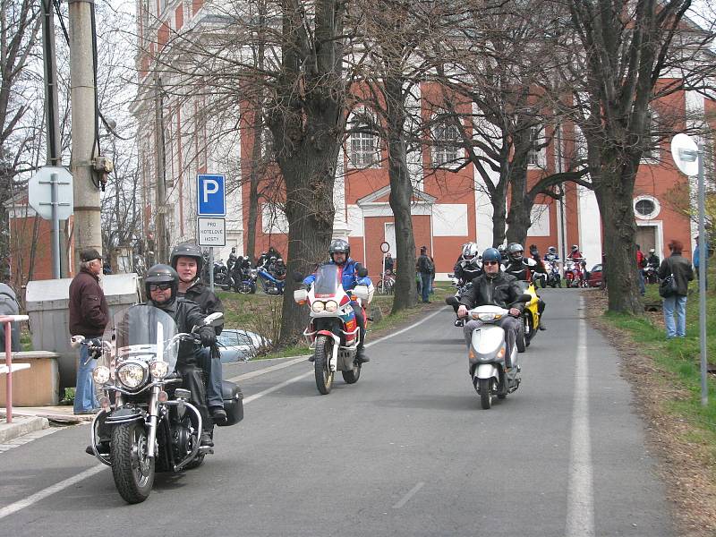 Krnovští motorkáři tradičně zahajují sezonu setkáním před poutním chrámem na Cvilíně. Vzpomínají na zesnulé kamarády a přijmou boží požehnání.