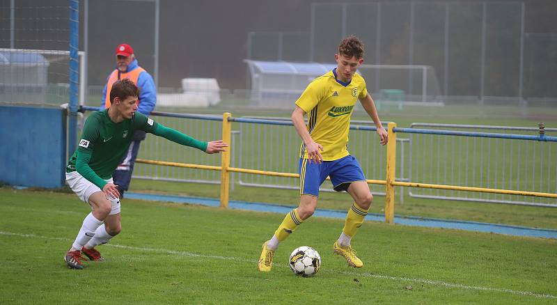 Fotbalisté Zlína B (žluté dresy) v posledním domácím zápase podzimní části třetí ligy podlehli Hlučínu 2:3.