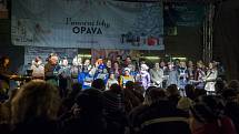 Na Dolním náměstí v Opavě bylo odhadem pět stovek lidí. Koledy si zapěli i ti nejmenší návštěvníci.