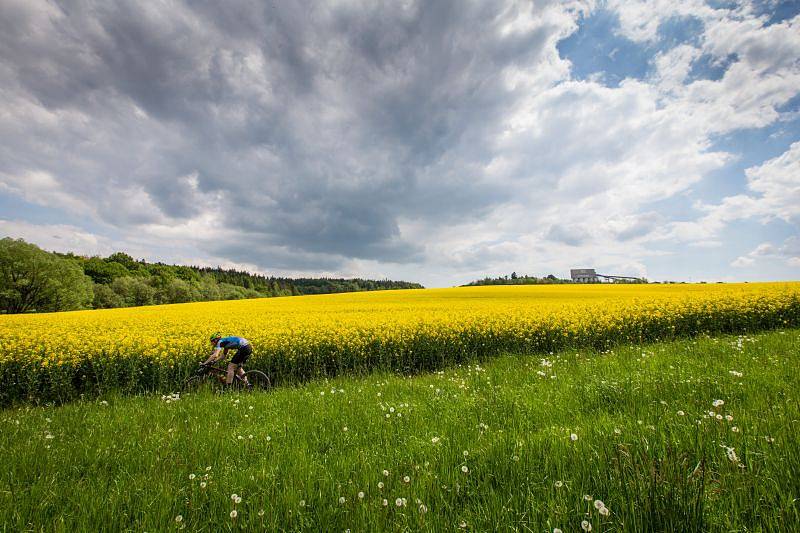 Stovky bikerů vyrazily v sobotu dopoledne z Horního náměstí na trať už 16. ročníku SILESIA bike marathonu. Čekala je cesta třeba kolem zámků v Raduni a Hradci nad Moravicí nebo podél řeky Moravice.