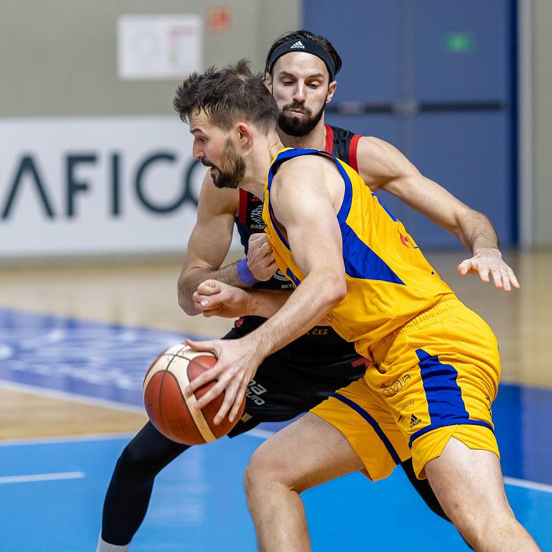 BK Opava - ERA Basketball Nymburk 67:101.