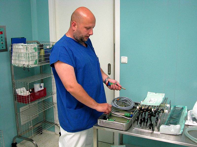 Opavská nemocnice dostala darem laparoskopické nástroje.