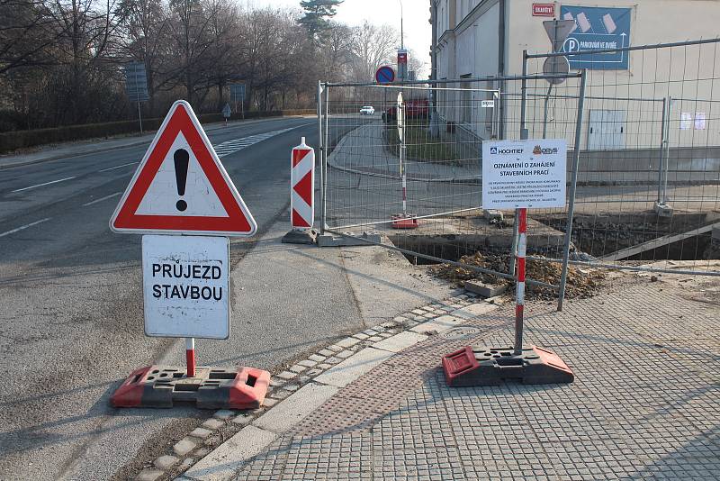 Stavba nového parkovacího domu začala. Opava, březen 2021.