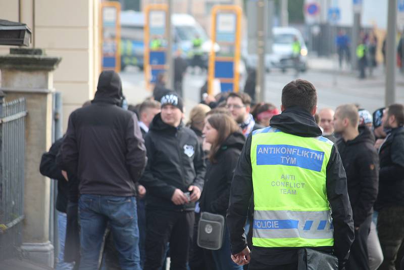 Policisté v Opavě dohlíželi na dav fanoušků Baníku, který měl více než tisíc lidí.