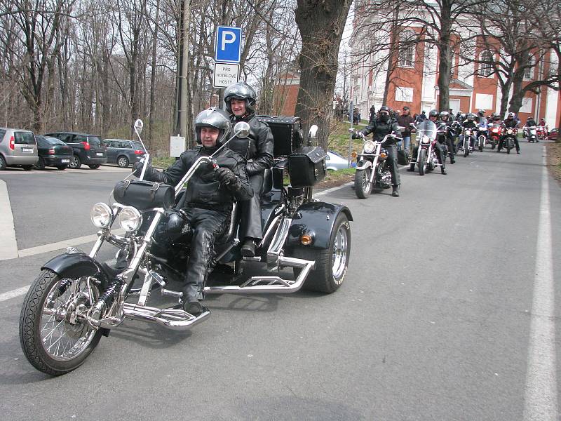 Krnovští motorkáři tradičně zahajují sezonu setkáním před poutním chrámem na Cvilíně. Vzpomínají na zesnulé kamarády a přijmou boží požehnání.