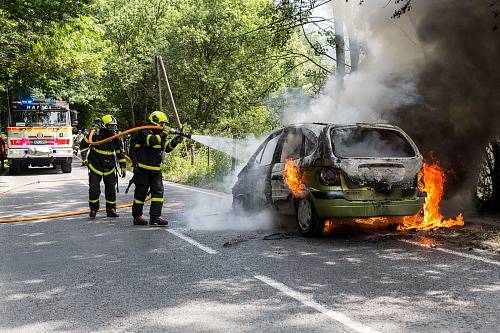 Požár auta ve Skřipově.
