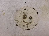 Smajlík. Tento známý symbol připomíná pečeť na listině z 15. století, kterou uchovávají v opavském archivu.