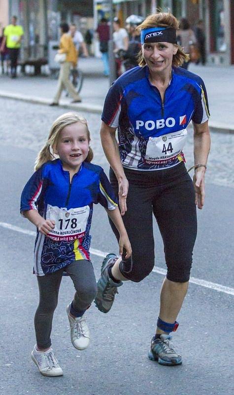 Olomouckou ulici v Opavě vzali v úterý večer běžci útokem.