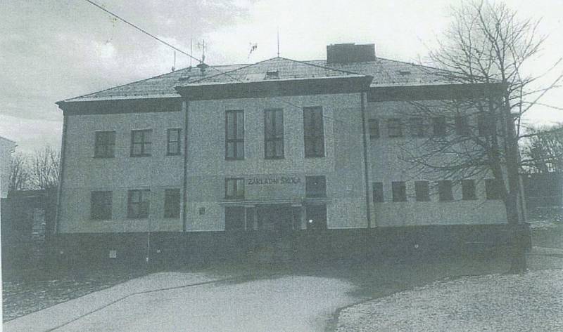 ZÁKLADNÍ škola Hněvošice, postavená v roce 1959.