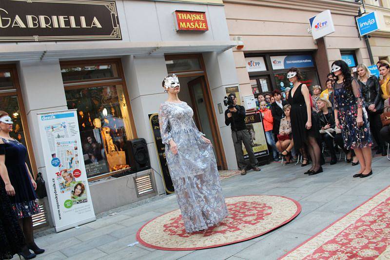 Nápaditou Fashion show pod širým nebem, kterou pořádal butik La Gabriella, si nenechaly ujít především ženy, které mohly obdivovat jak nejnovější kolekci oblečení, tak kabelky.