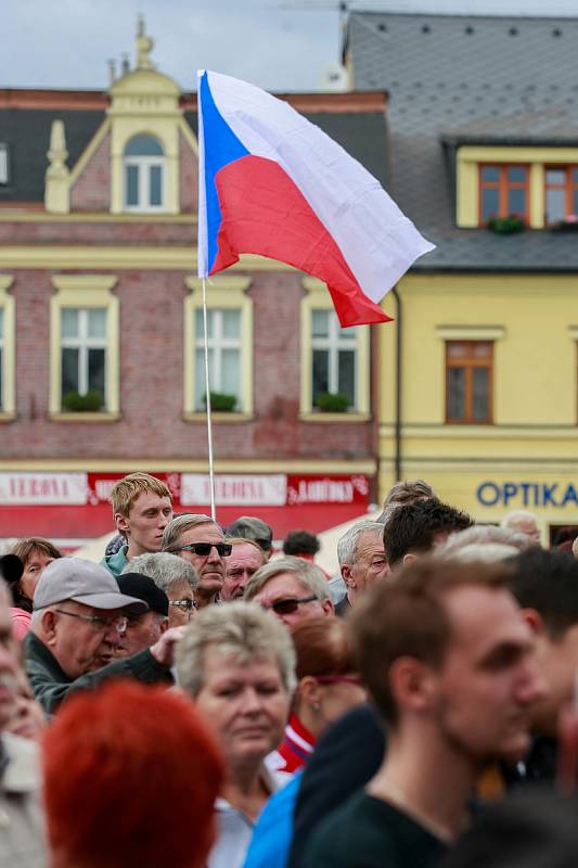 Prezident Miloš Zeman diskutoval zhruba půl hodiny na hlučínském Mírovém náměstí.