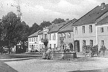 Stará kašna na náměstí Městečko před hradeckým zámkem z přelomu 19. a 20 století. Nejspíše z roku 1901.