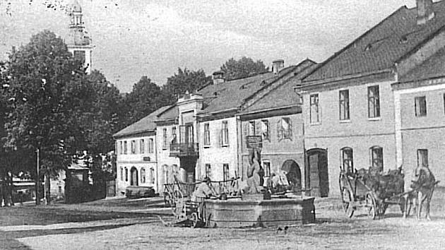 Stará kašna na náměstí Městečko před hradeckým zámkem z přelomu 19. a 20 století. Nejspíše z roku 1901.