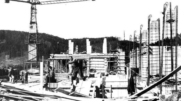 Na snímku z roku 1952 je rozestavěná přehrada na Moravici v Kružberku. Dokončena byla v roce 1955.