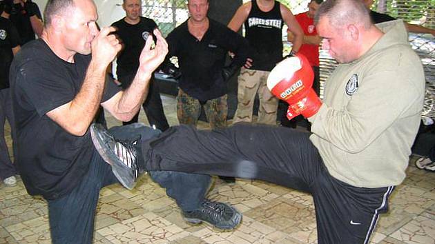 Jacek Moryl (vlevo) trénuje také opavského instruktora Krav Maga Daniela Reada Glose.