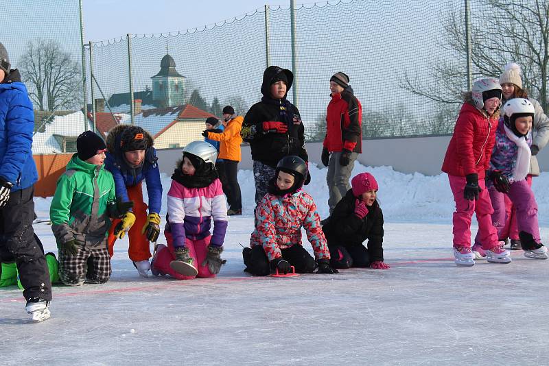 Po hokejovém open air zápasu ve Větřkovicích následoval curling.