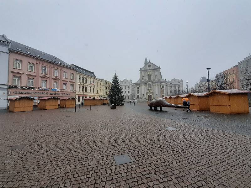 Vánoční jarmark na Dolním náměstí je zavřený, měl začít v neděli 28. listopadu. To se ale nestane. 26. listopadu 2021, Opava.