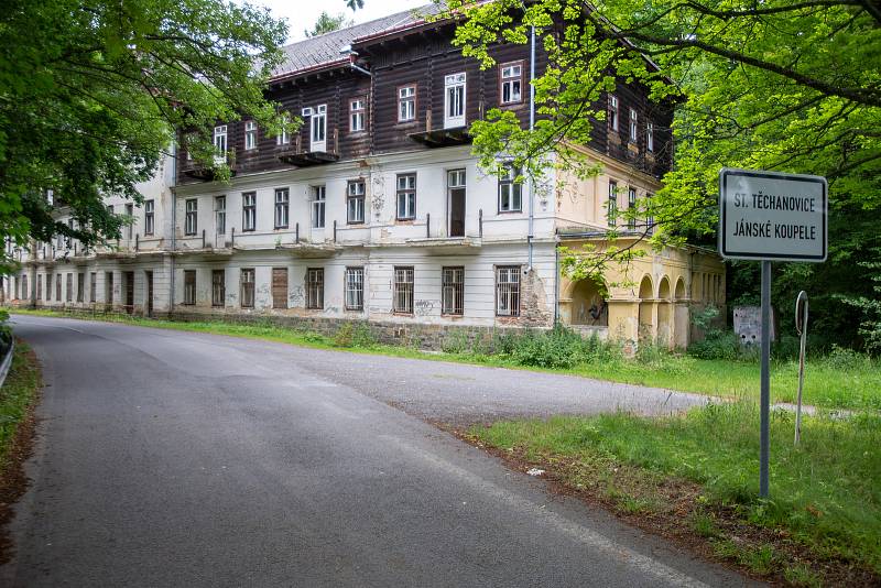 Jánské Koupele (německy Bad Johannisbrunn), dříve také Melčské lázně, jsou bývalé lázně ležící severozápadně od Vítkova v okrese Opava, v rozsáhlých lesích při řece Moravici. Celý areál byl roku 2005 zapsán do seznamu kulturních památek České republiky. P