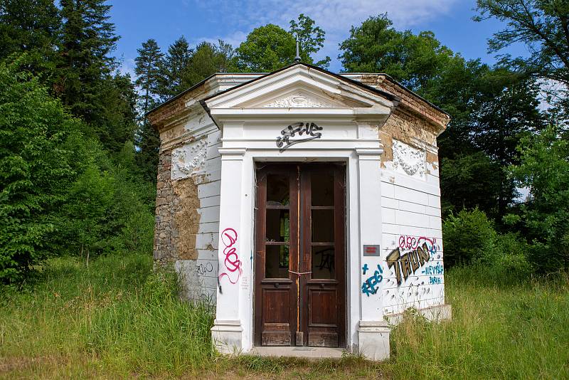 Jánské Koupele (německy Bad Johannisbrunn), dříve také Melčské lázně, jsou bývalé lázně ležící severozápadně od Vítkova v okrese Opava, v rozsáhlých lesích při řece Moravici. Celý areál byl roku 2005 zapsán do seznamu kulturních památek České republiky. P