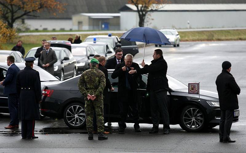 Prezident Miloš Zeman při návštěvě Národního památníku II. světové války v Hrabyni.