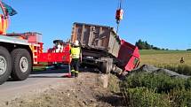 Čtyři jednotky hasičů zasahovaly ve čtvrtek odpoledne v Hradci nad Moravicí-Jakubčovicích u nehody nákladního automobilu Iveco, naloženého štěrkem.