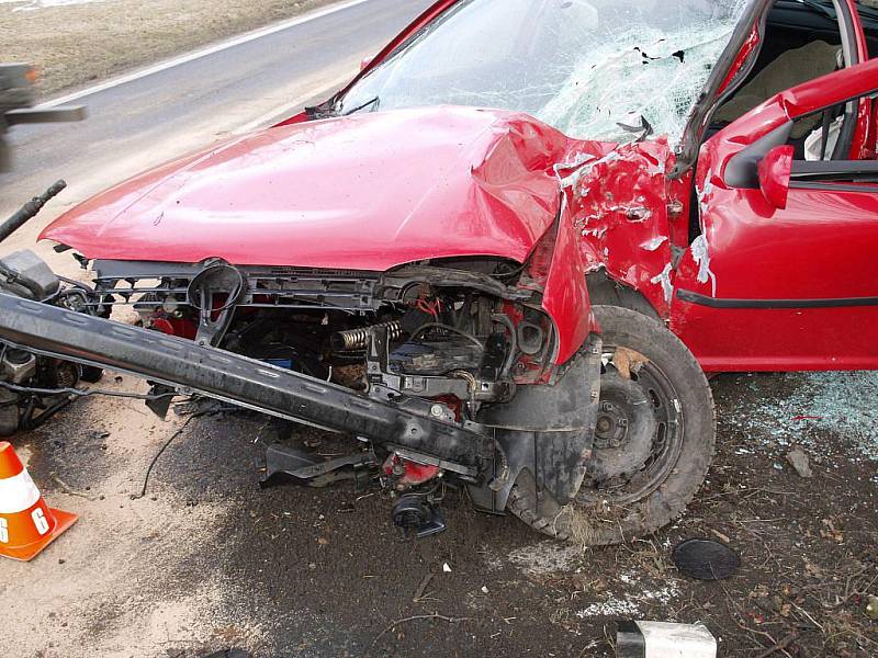 Úterní dopravní nehoda osobního automobilu mezi Lesními Albrechticemi a Kajlovcem.