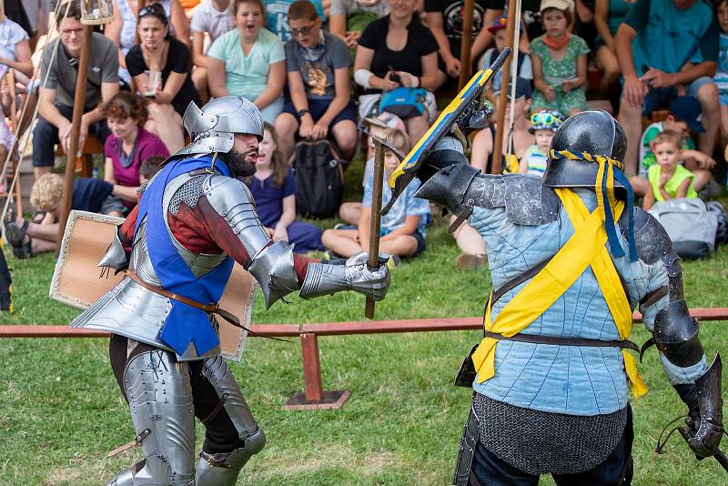 Dění na zámku v Hradci nad Moravicí. Vystoupení Rytířů sv. Grálu u Bílé věže.