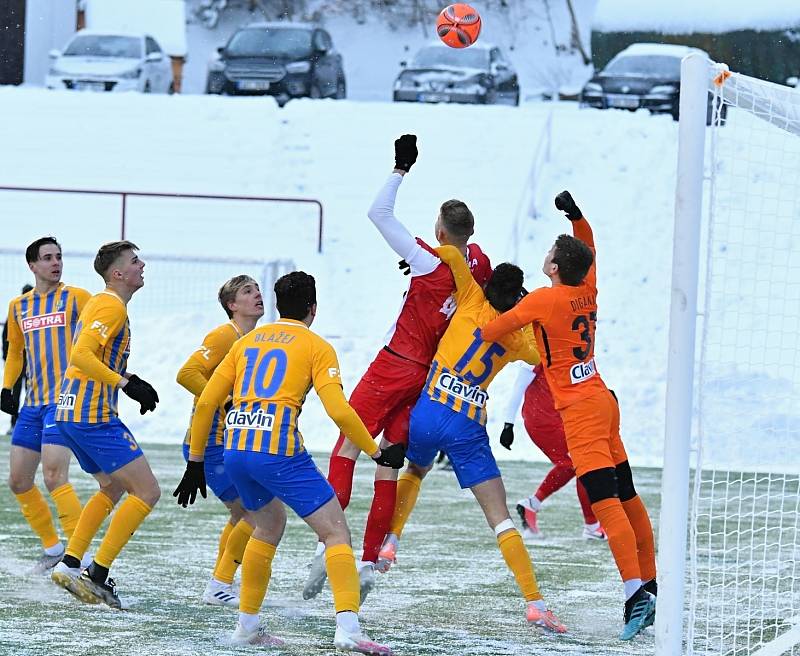 Fotbalisté karlovarské Slavie si drze vyšlápli na omlazený tým ligové Opavy, který porazili v poměru 3:0.