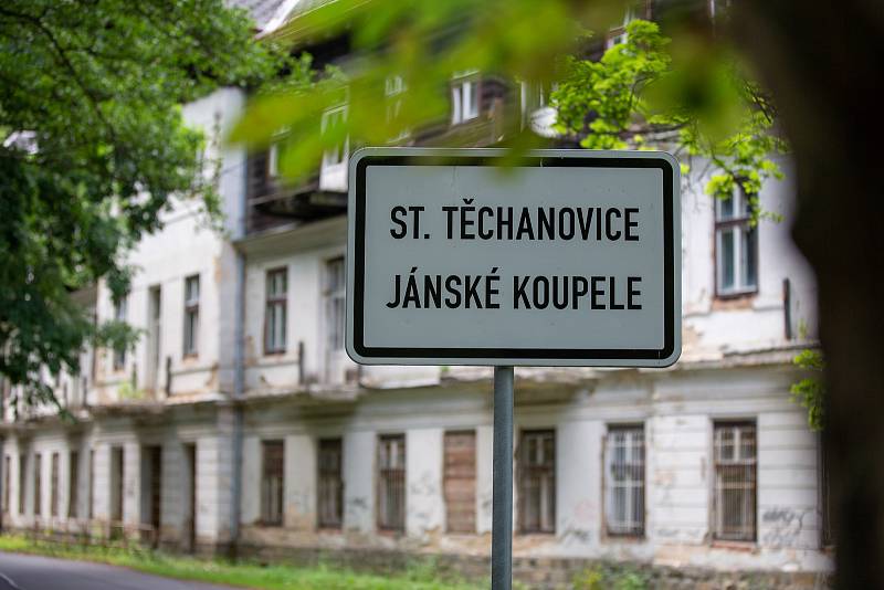 Jánské Koupele (německy Bad Johannisbrunn), dříve také Melčské lázně, jsou bývalé lázně ležící severozápadně od Vítkova v okrese Opava, v rozsáhlých lesích při řece Moravici. Celý areál byl roku 2005 zapsán do seznamu kulturních památek České republiky. P