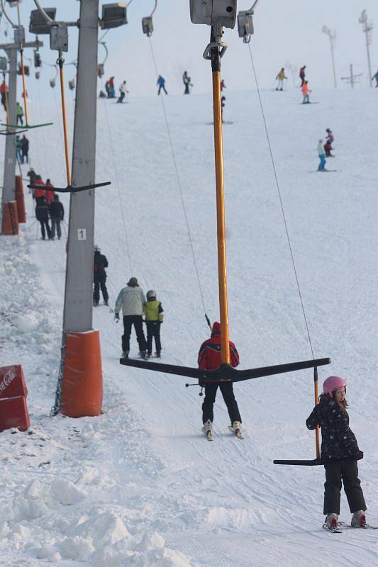 Skiareál Vaňkův kopec, který se nachází na půl cesty mezi Ostravou a Opavou, o víkendu pořádně ožil. Ideální podmínky v Zátiší přilákaly spoustu lyžařů a snowboardistů.