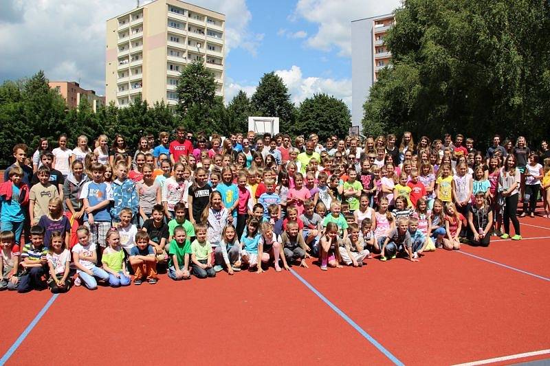 Dálkař Mike Powell skokem dlouhým 895 centimetrů dodnes vévodí světovým tabulkám a v pondělí dopoledne zhruba na hodinu navštívil Základní školu Englišova.