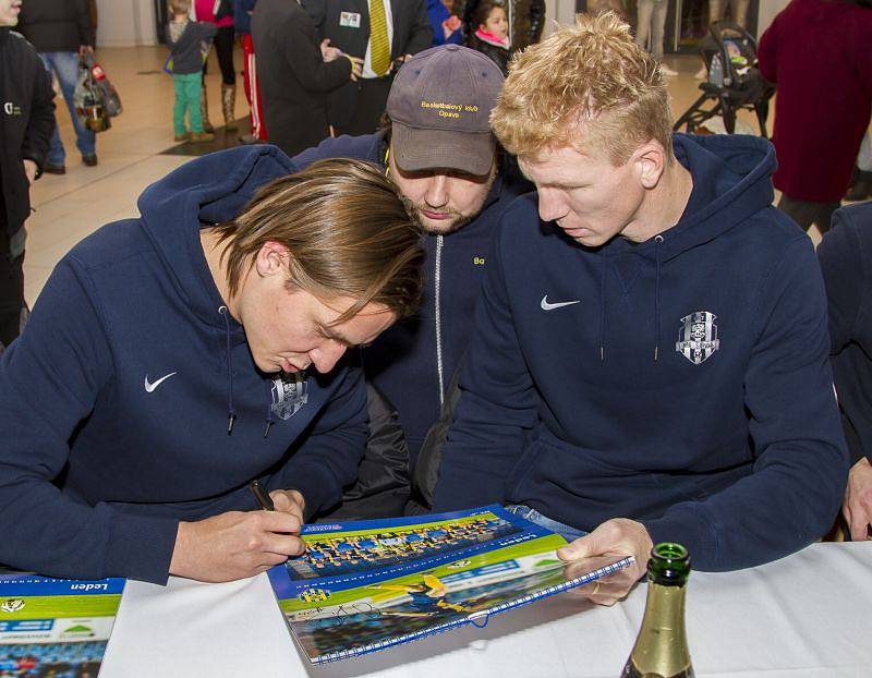 Kalendář hráčů a mládežnických výběrů Slezského FC Opava z dílny fotografa Deníku Františka Gély se povedl. Ve středu proběhl v OC Breda jeho slavnostní křest.