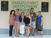 Studentky Ústavu fyziky Michaela Ulbrichtová (zcela vlevo) a Veronika Kochanová (třetí zprava) strávily ve Spojeném ústavu jaderných výzkumů v ruské Dubně tři týdny.