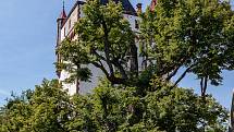 Dění na zámku v Hradci nad Moravicí. Vystoupení Rytířů sv. Grálu u Bílé věže.