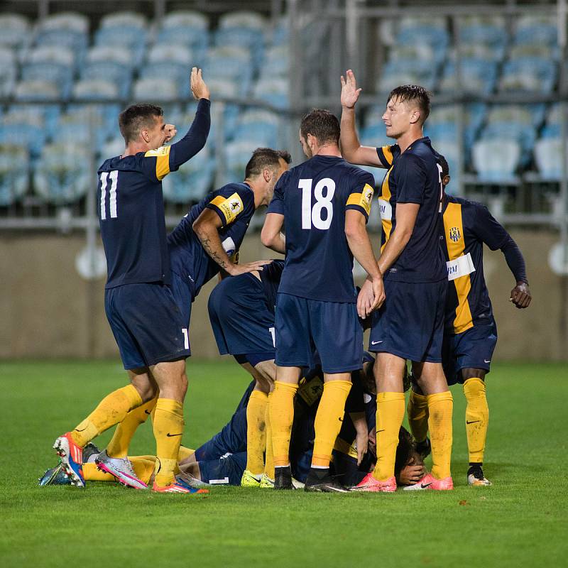 Opava - Zápas 9. kola Fortuna národní ligy (FNL) mezi SFC Opava a FC Sellior & Bellot Vlašim hrané v Opavě 23. září 2017. Hráči Opavy, gól, radost