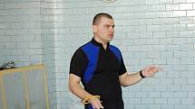 Tomáš Rozehnal ze sdružení Codrys předvádí, jak pracovat s házecím pytlíkem.