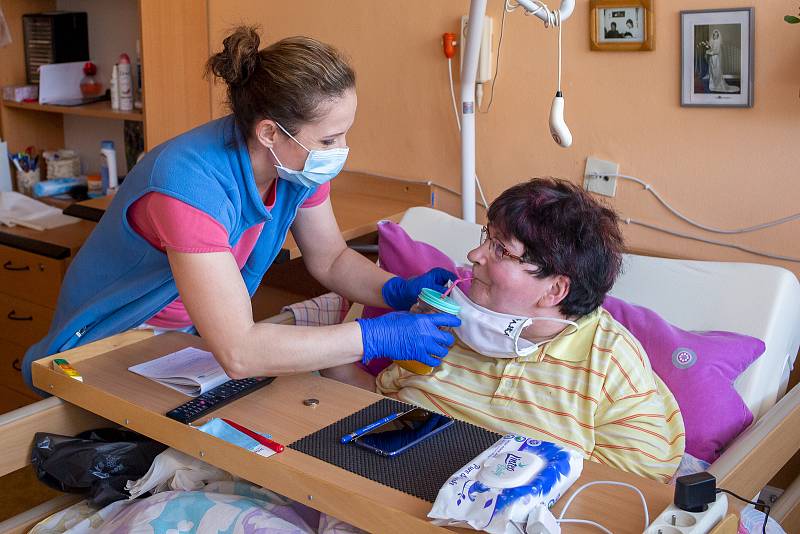 Personál a obyvatelé Centra sociálních služeb (CSS) Hrabyně, kde žije 170 těžce tělesně postižených lidí.