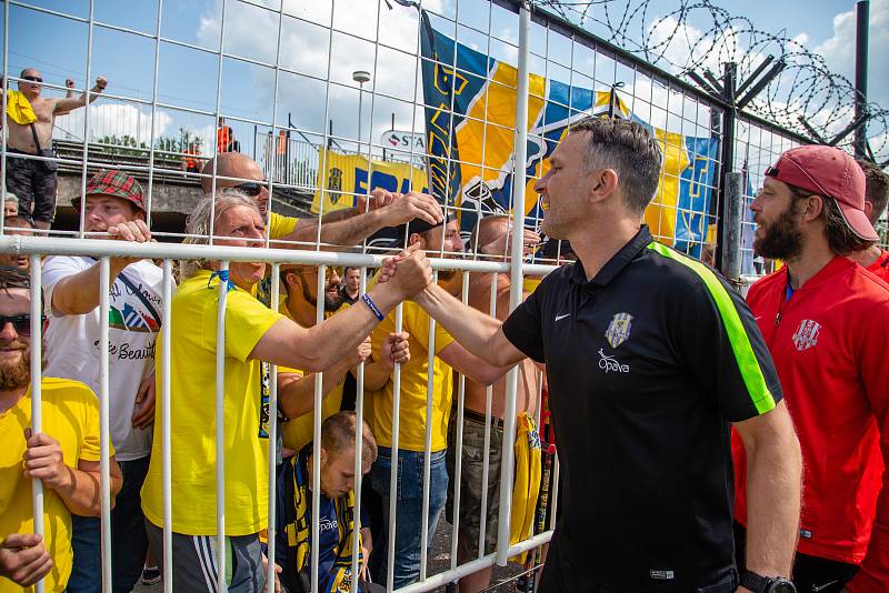 Zápas 29. kola Fortuna národní ligy (FNL) mezi FK Hradec Králové a SFC Opava na stadionu v Hradci Králové 20. května 2018. Děkovačka opavských fotbalistů. Roman Skuhravý.