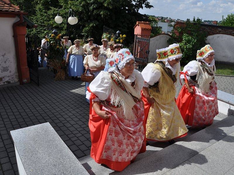 Pokud jste o víkendu projížděli Bolaticemi, pravděpodobně jste se nestačili divit. Každý dům a každý plot byl slavnostně ozdoben obilím a celá obec nežila ničím jiným než dožínkami.